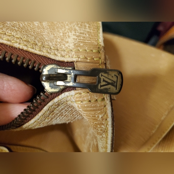 Authentic very large Louis Vuitton Epi distressed leather duffel - Picture 9 of 10